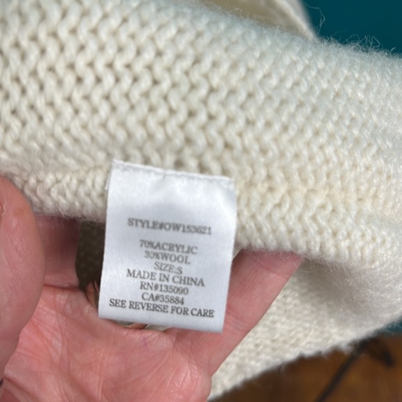 Off white sweater with fringe on sleeves sz small - Picture 6 of 7